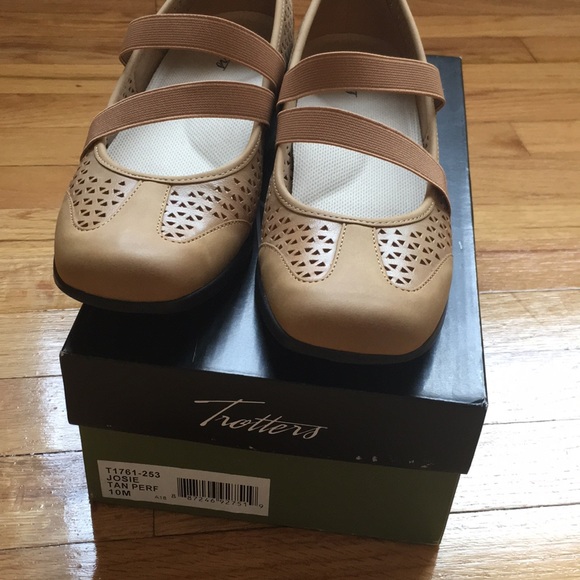*Like New* Trotters Tan Shoes - Picture 2 of 3